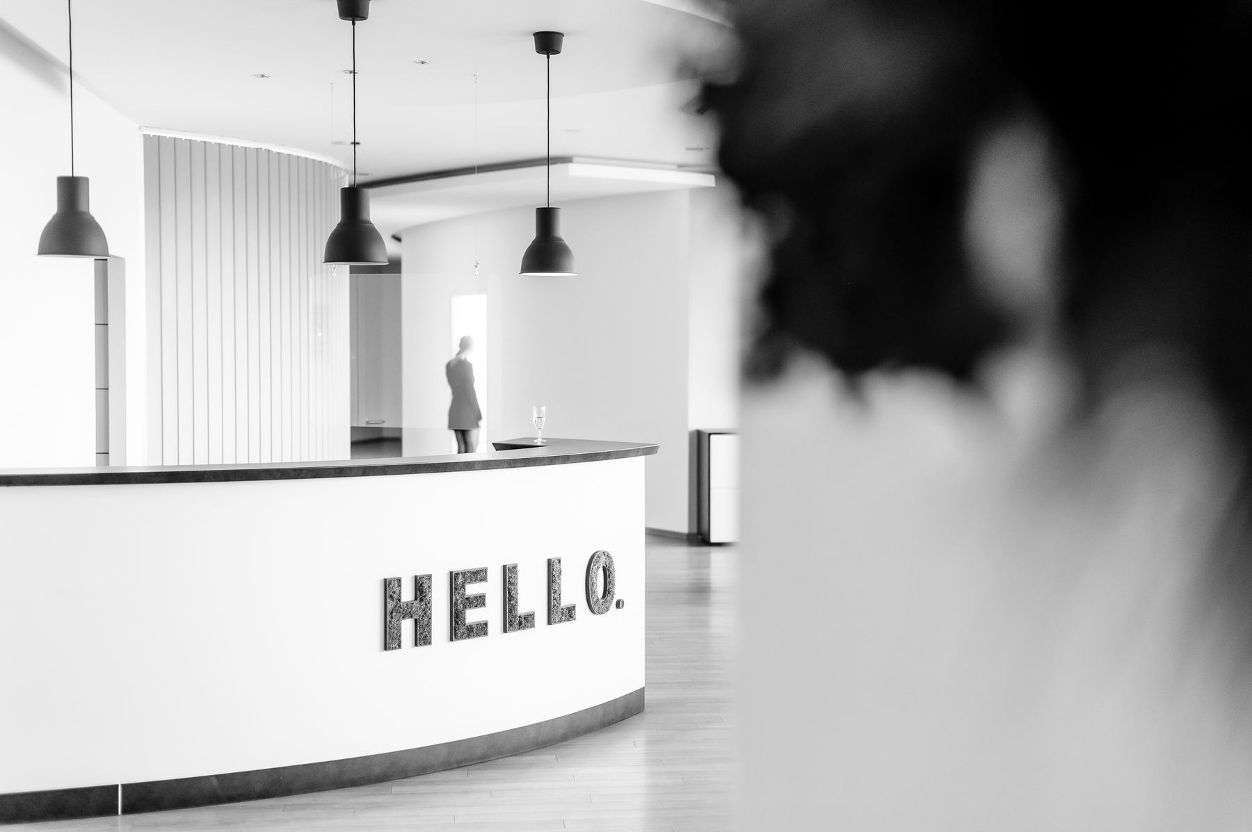 Empfangstresen der Salon Welz Lounge mit dem Schriftzug HELLO.