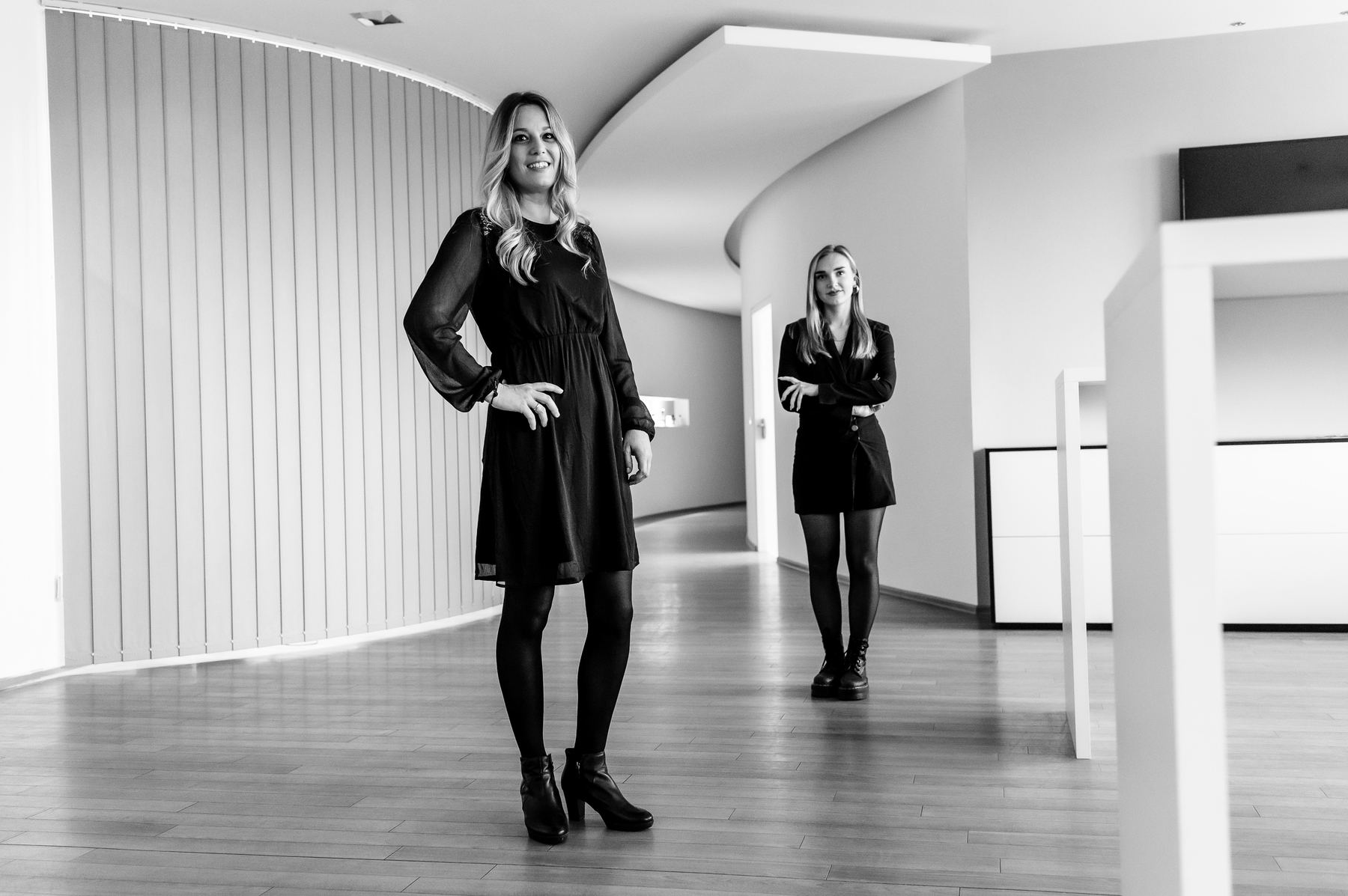 Annika Welz und Hannah stehen im hellen Flur der Salon Welz Lounge